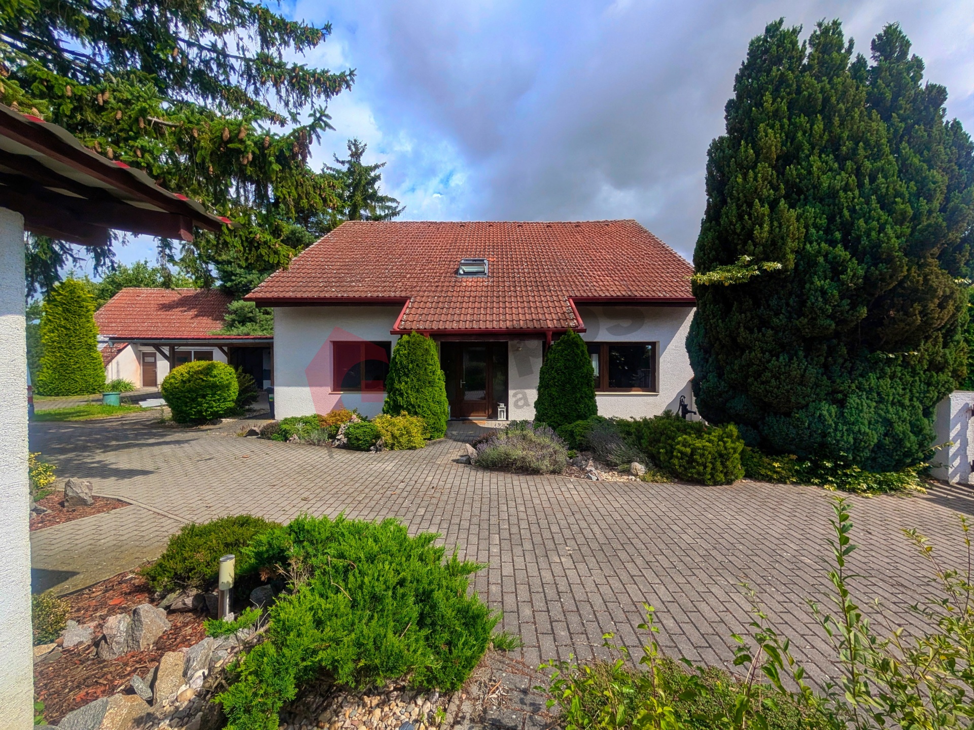 Pronájem rodinného domu 4+1 s venkovním bazénem a altánem v Chudeřicích