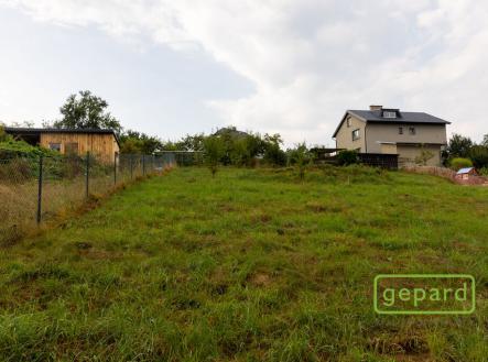 Pohled ze silnice na pozemek | Prodej - pozemek pro bydlení, 1 227 m²