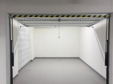 garaz-001.jpeg | Pronájem - skladovací prostor, 20 m²