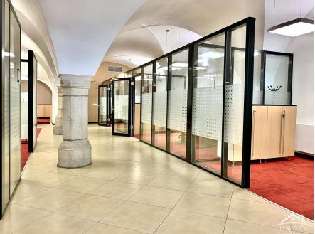 Pronájem - kanceláře, 243 m²