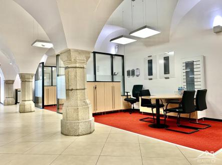 Pronájem - kanceláře, 243 m²