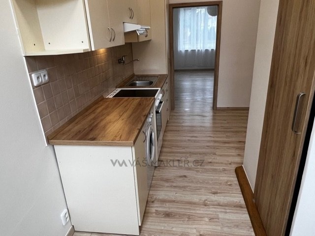 8DB3E87E-BA2C-4D0E-B371-81519C0387DF_1_105_c