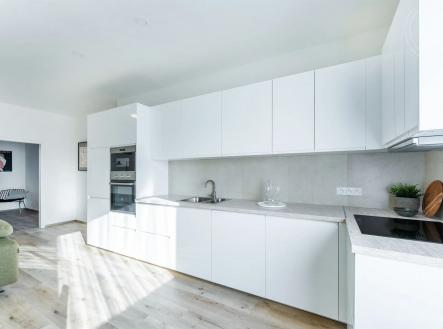 kuchyně s backsplash, dřevěná podlaha, deformace, a bílé skříně | Prodej bytu, 4+kk, 133 m²