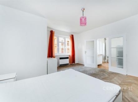 Světlá ložnice s parketovou podlahou, velká okna a dvoukřídlé dveře v moderním stylu, ideální pro komfortní bydlení | Prodej bytu, 2+1, 70 m²