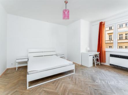 Prostorná ložnice s parketovou podlahou, velká okna a moderní nábytek. Světlé provedení s výhledem do ulice. | Prodej bytu, 2+1, 70 m²