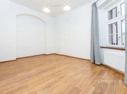 Světlý obývací pokoj s parketovou podlahou a velkými okny, moderní výzdoba a vysoké stropy vytvářejí prostorný dojem. | Prodej bytu, 3+1, 99 m²