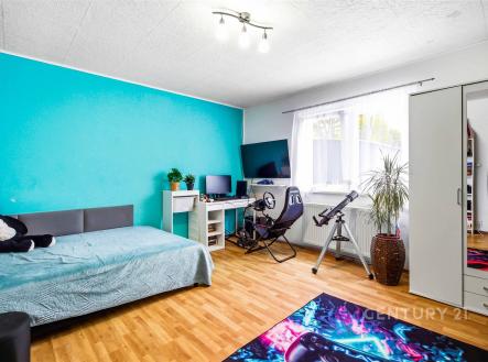 Světlý dětský pokoj s parketovou podlahou, velkými okny a moderním nábytkem, ideální pro rodinu hledající komfortní bydlení. | Prodej - dům/vila, 261 m²