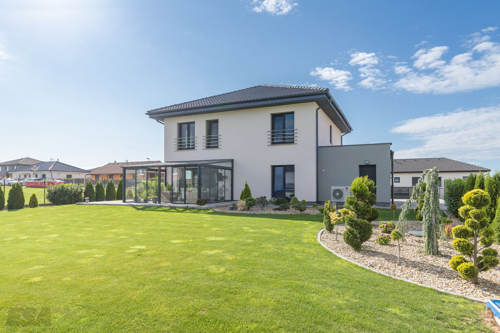 Nadstandardní rodinný dům 5+kk, 164,7 m², zimní zahrada 21 m², garáž 28 m², obec Chotětov