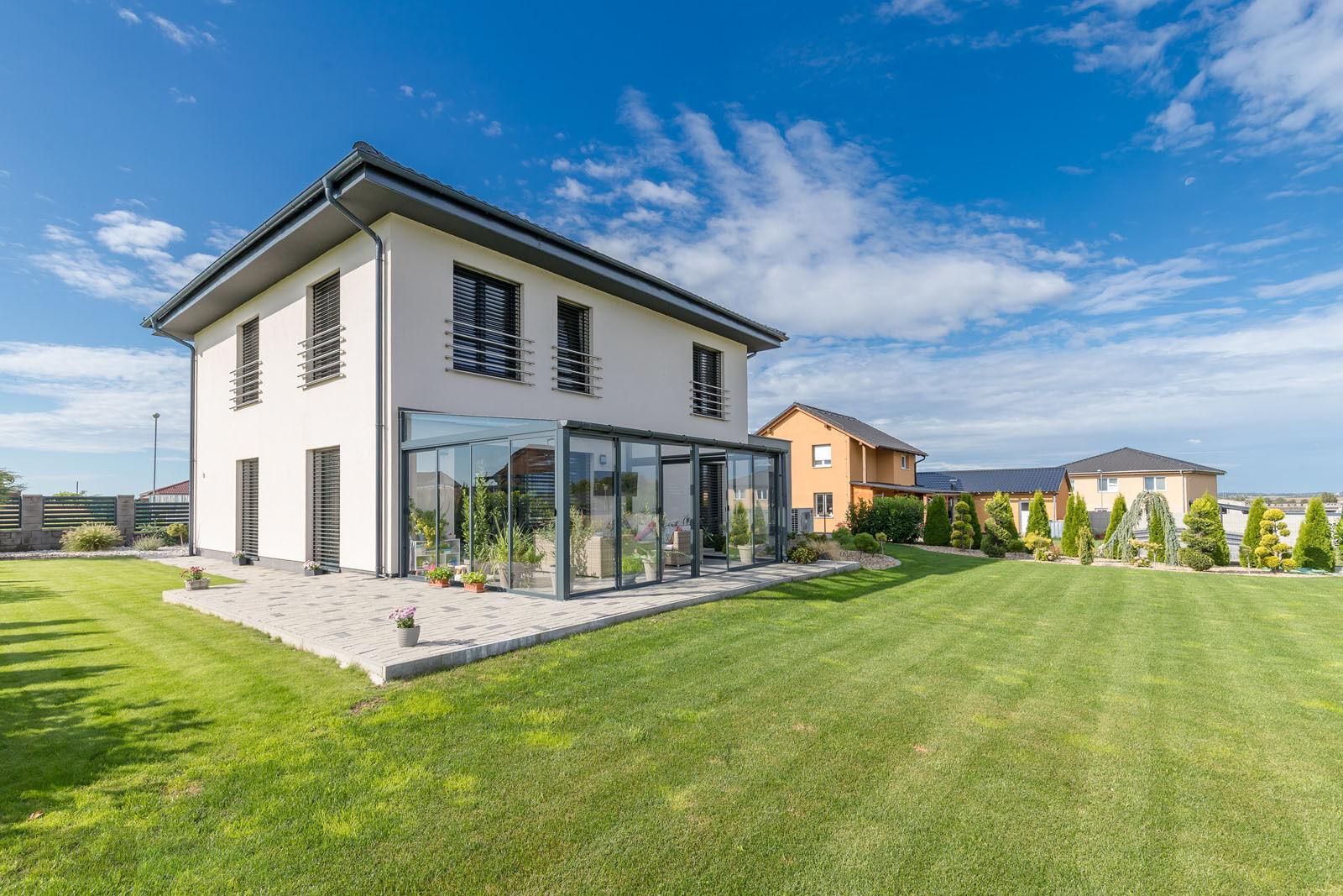 Nadstandardní rodinný dům 5+kk, 164,7 m², zimní zahrada 21 m², garáž 28 m², obec Chotětov