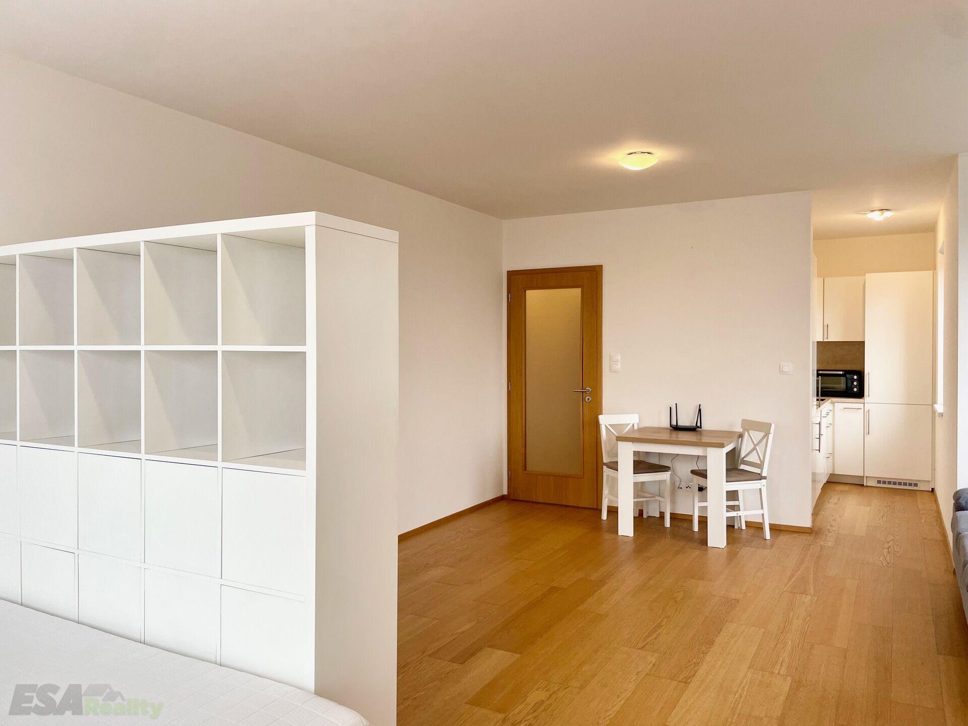 Pronájem bytu 1+kk, 43m2, balkon 3,1m2, v ulici K Beranovu, Praha 8