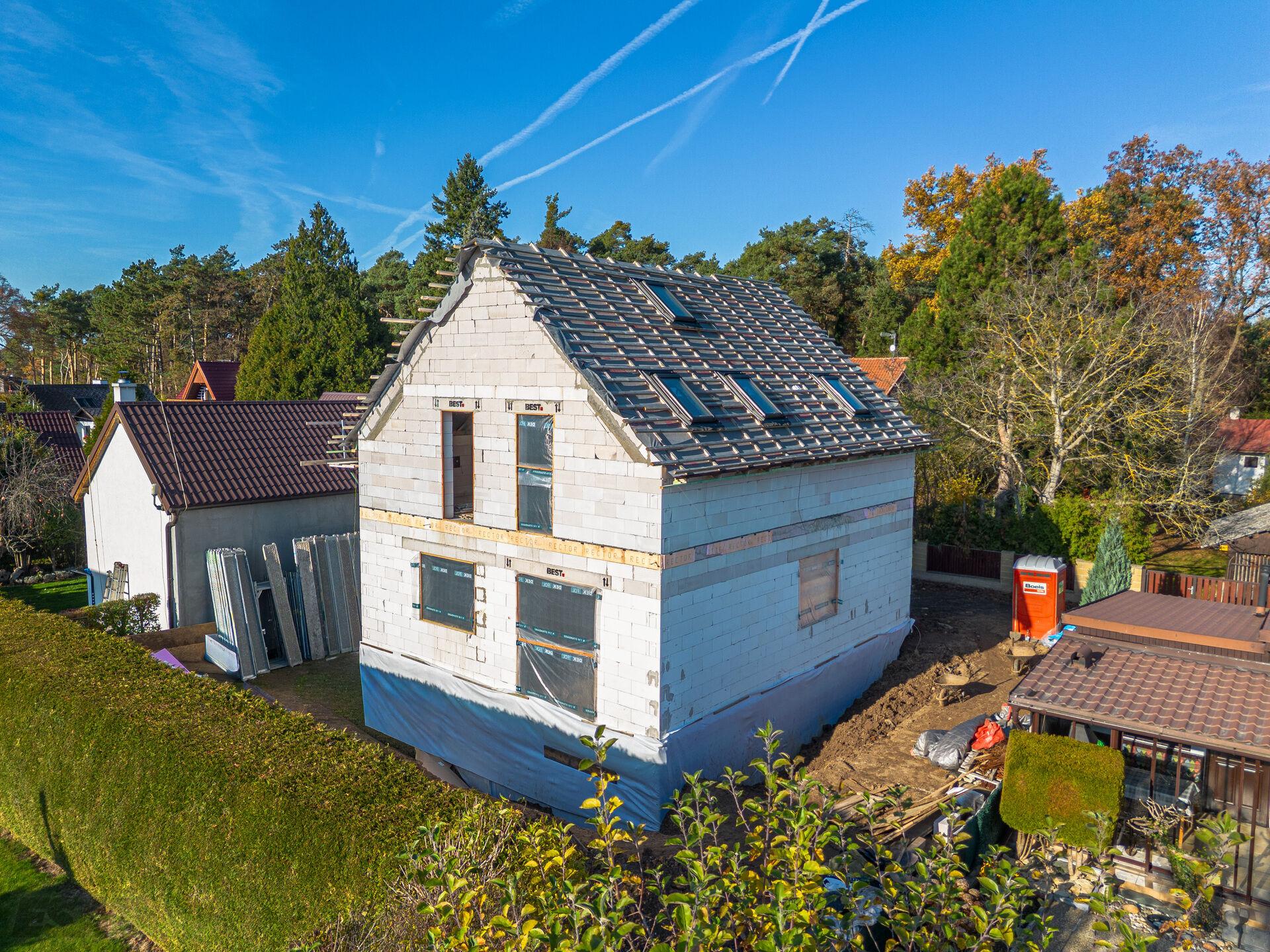 Prodej rozestavěného RD 5+kk, zast. pl. 99m², pozemek 359 m², obec Nový Vestec