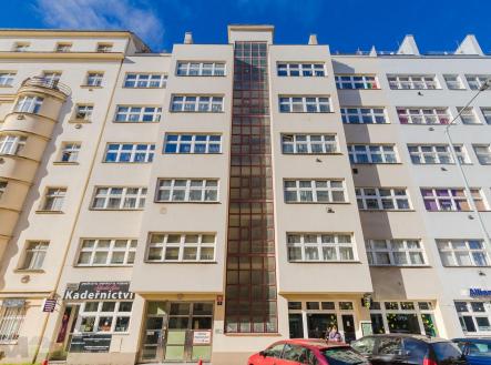 Prodej - nájemní dům, 1 999 m²