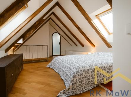 podkrovni-loznice-s-drevenymi-tramy.jpg | Pronájem bytu, 4+kk, 221 m²