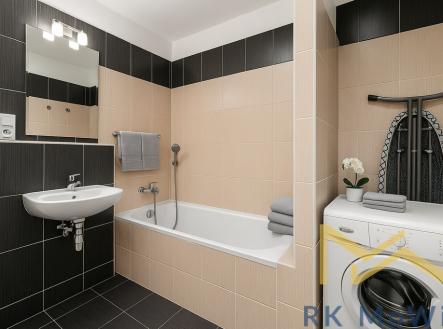moderni-koupelna-s-elegantnimi-detaily.jpg | Prodej bytu, 1+kk, 42 m²