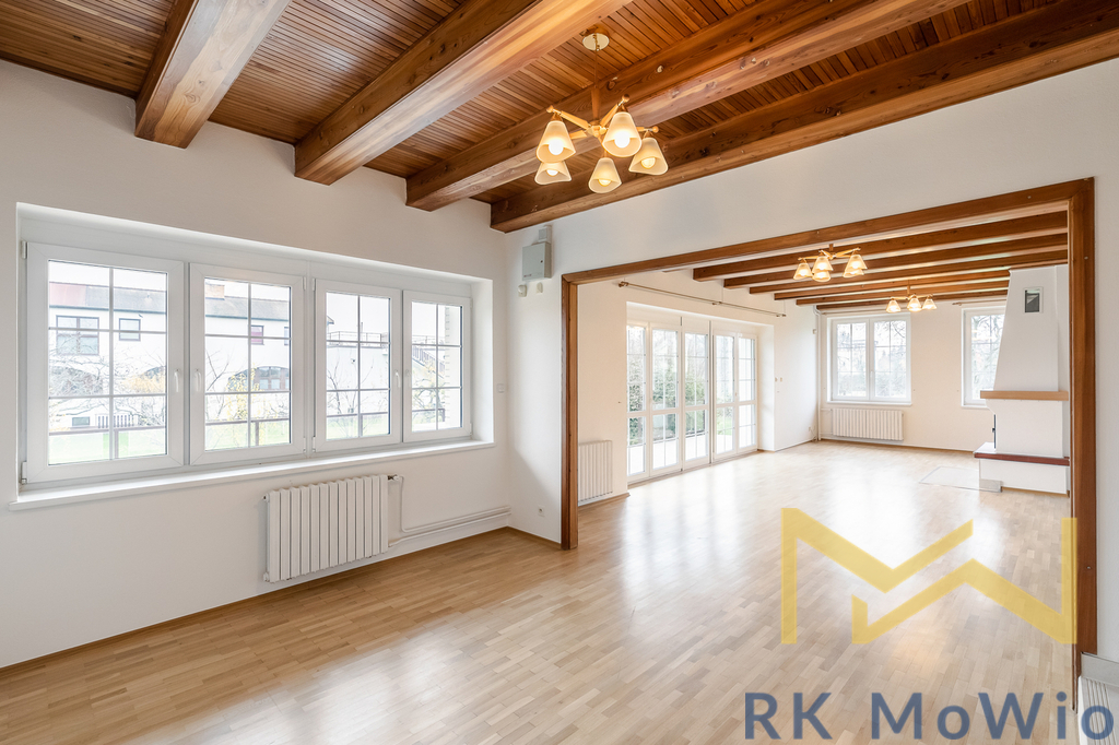 Obývací pokoj s krbem