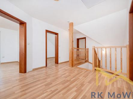 pohled-na-prazdnou-chodbu-a-schodiste.png | Prodej - dům/vila, 182 m²