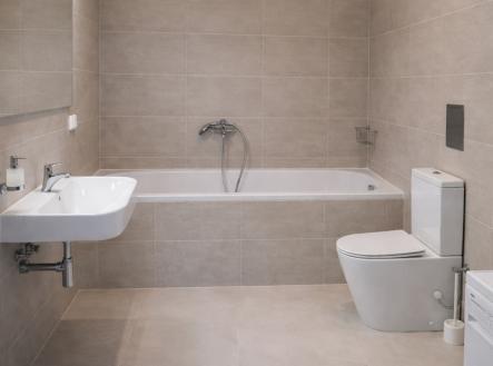 moderni-koupelna-s-bilym-vybavenim.jpg | Pronájem bytu, 2+kk, 71 m²