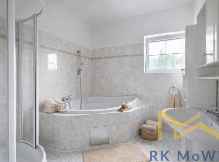 svetelna-koupelna-s-vanou-a-sprchou.png | Pronájem - dům/vila, 295 m²