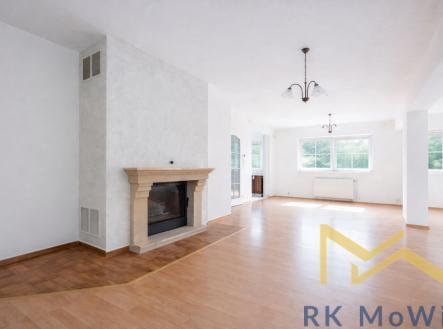 prazdny-obyvaci-pokoj-se-krbem.png | Pronájem - dům/vila, 295 m²