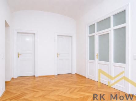 svetla-chodba-s-bilymi-dvermi.png | Pronájem - kanceláře, 319 m²