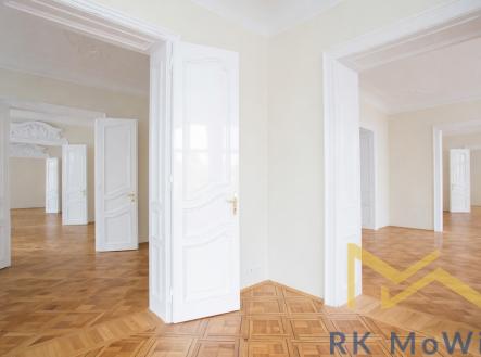 propojene-mistnosti-s-bilymi-dvermi.png | Pronájem - kanceláře, 319 m²