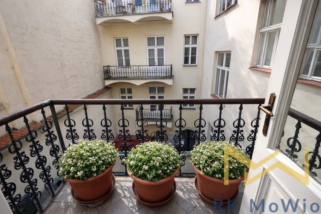 balkon-s-kvetinami-v-nadvori-1.jpg