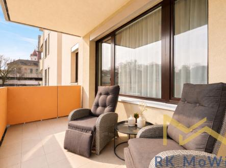 moderni-balkon-s-ratanovymi-kresly.png | Prodej bytu, 2+kk, 68 m²