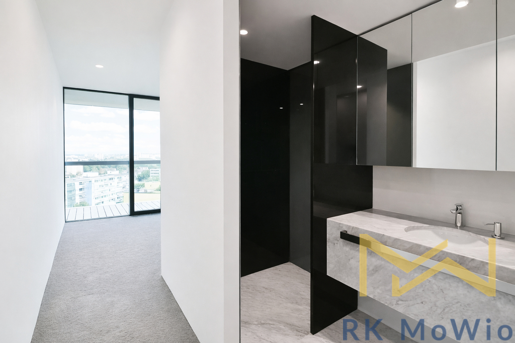 modernni-interier-s-balkonem-a-koupelnou.png