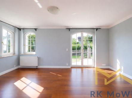 prostorny-obyvaci-pokoj-se-slunecnim-svetlem.png | Pronájem - dům/vila, 600 m²