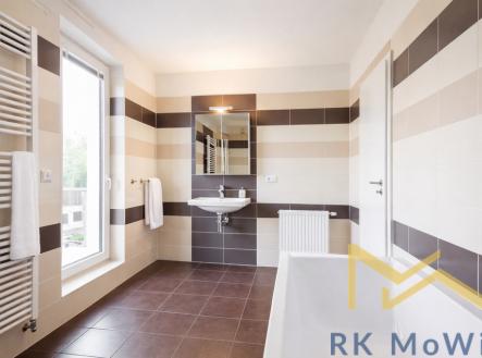 svetla-koupelna-s-vyhledem-na-zelen.png | Pronájem - dům/vila, 280 m²