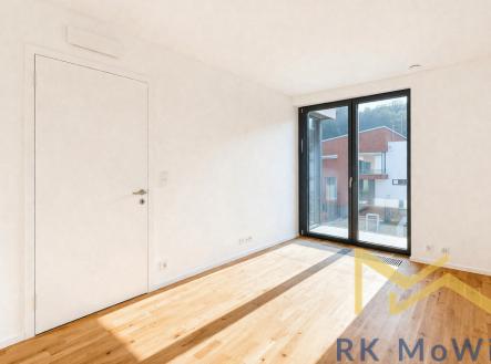 jasny-minimalisticky-interier-s-vyhledem-1.png | Pronájem - dům/vila, 127 m²