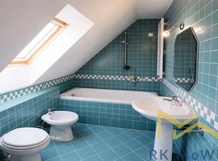 koupelna-v-podkrovi-s-oknem.png | Pronájem bytu, 3+1, 108 m²
