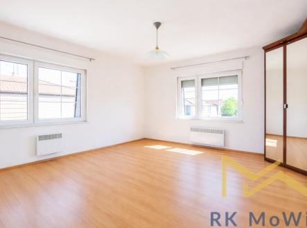prosvetlena-prazdna-loznice-s-okny.png | Pronájem - dům/vila, 365 m²