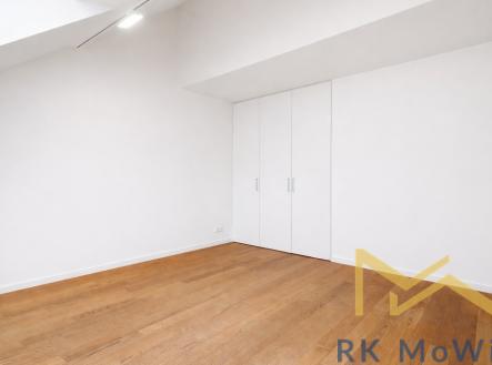 prazdna-mistnost-s-prirozenym-svetlem-1.png | Pronájem bytu, 3+1, 130 m²