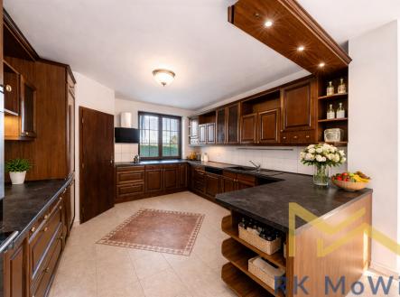prostorna-kuchyne-s-drevenym-nabytkem.png | Pronájem - dům/vila, 390 m²