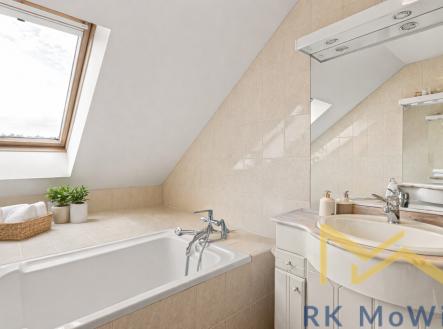 koupelna-pod-sikmou-strechou-se-stresnim-oknem.png | Pronájem - dům/vila, 340 m²