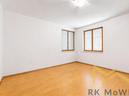 prazdna-loznice-s-velkymi-okny.png | Pronájem - dům/vila, 340 m²