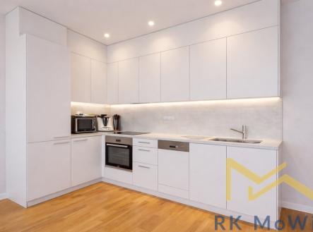 moderni-bila-kuchyne-s-ladenim-nerezove-oceli.jpg | Pronájem bytu, 3+kk, 76 m²