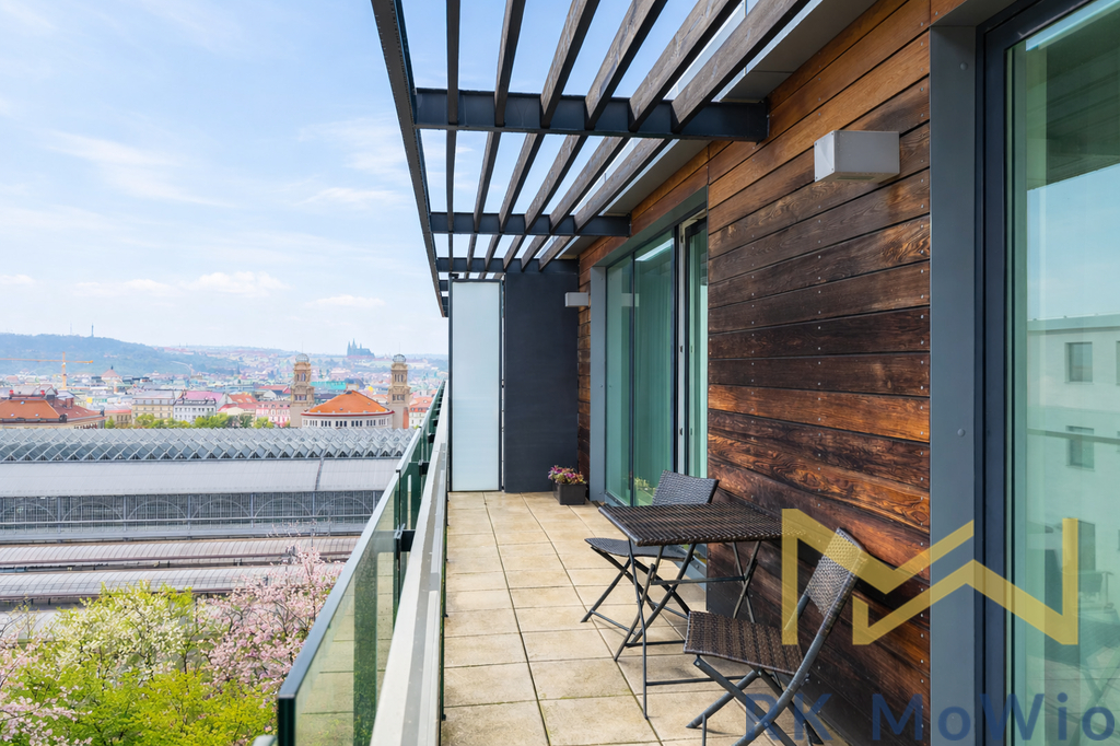 modern-balkon-s-vyhledem-na-mesto.png