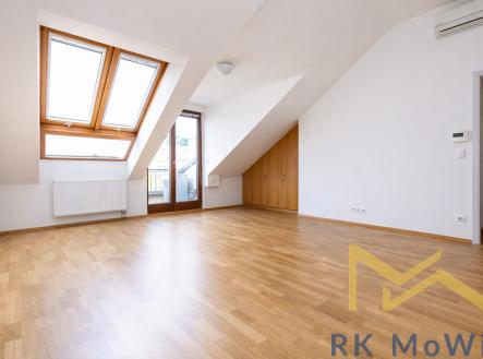 podkrovni-pokoj-se-stresnim-oknem.png | Pronájem bytu, 5+1, 168 m²
