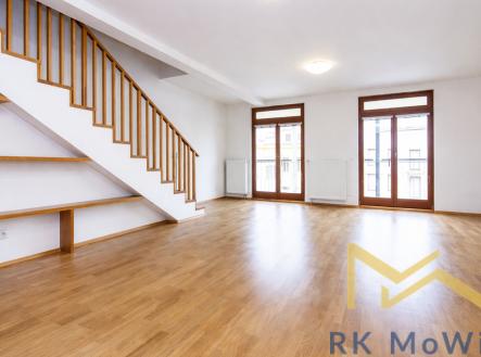 prazdny-obyvaci-pokoj-v-duplexu.png | Pronájem - kanceláře, 168 m²