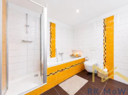 moderni-koupelna-s-oranzovymi-dlazdicemi-1.png | Pronájem - dům/vila, 175 m²
