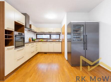 moderni-kuchyne-s-prirodnimi-tony-1.png | Pronájem - dům/vila, 175 m²