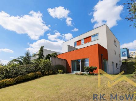 moderni-dum-s-oranzovo-bilou-fasadou.png | Pronájem - dům/vila, 219 m²