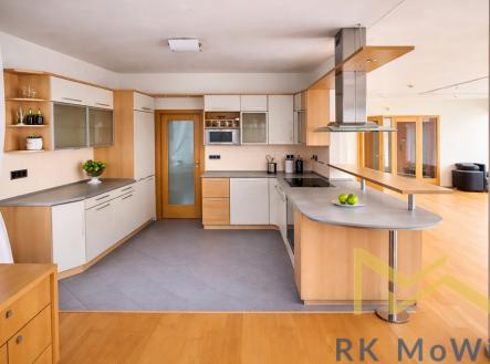 moderni-otevrena-kuchyne-s-barovym-pultem.png | Pronájem - dům/vila, 336 m²