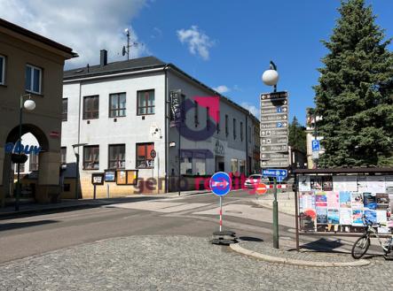 Pohled z náměstí | Pronájem - kanceláře, 103 m²