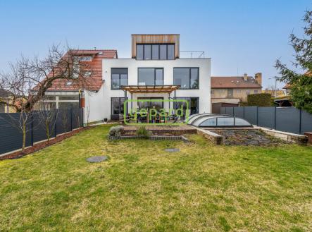pohled na dům ze zahrady | Prodej - dům/vila, 250 m²