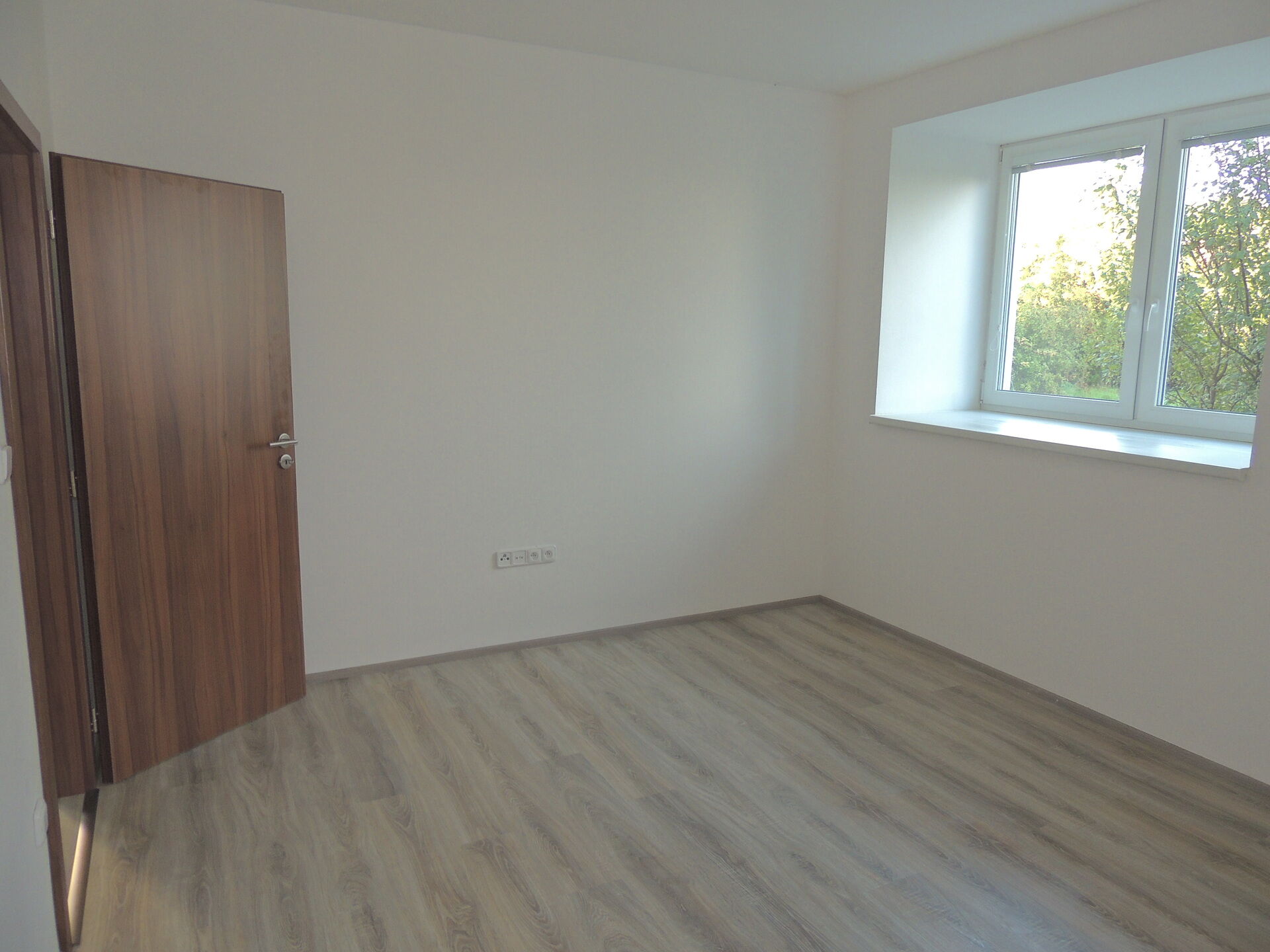 SOB03 Nový byt 2+kk 58m2  se zahrádkou a parkováním v obci Soběchleby