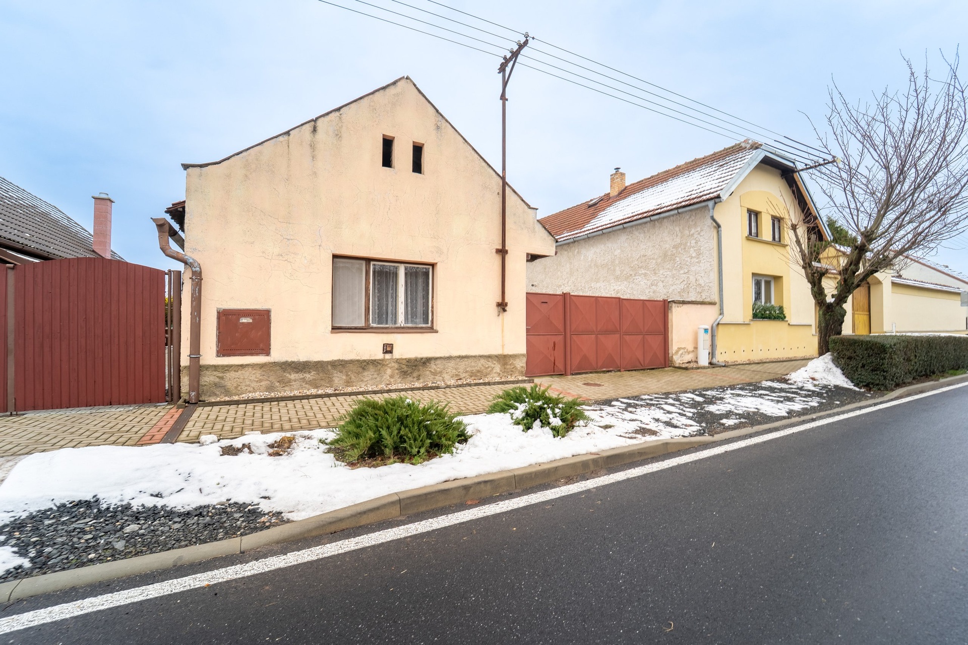 Pohled na dům z ulice