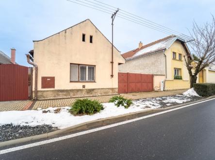 Pohled na dům z ulice | Prodej - dům/vila, 100 m²